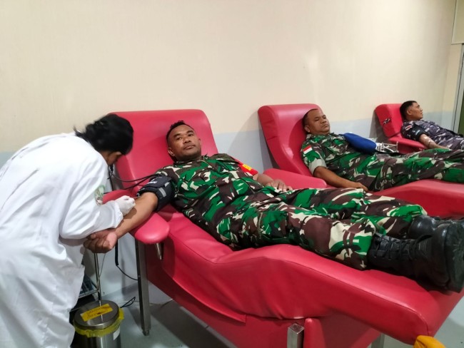 Prajurit Kodim 1604/Kupang Tunjukkan Solidaritas Melalui Donor Darah di HUT Pers Nasional dan HUT PWI