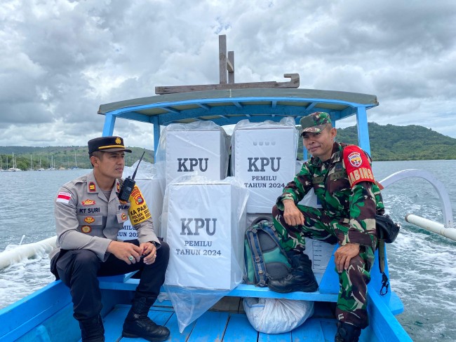 Kerjasama TNI-Polri Dalam Pengamanan Pendistribusian Kotak Suara Pemilu 2024 di Sekotong