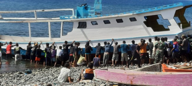 2 Unit Kapal Ikan Berhasil Digiring ke Laut Berkat Gotong-Royong TNI dengan Rakyat