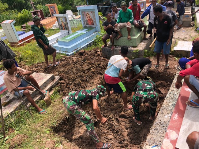 Demi Manunggal dengan Rakyat, TNI di Tapal Batas Rela Jadi Tukang Gali Kubur