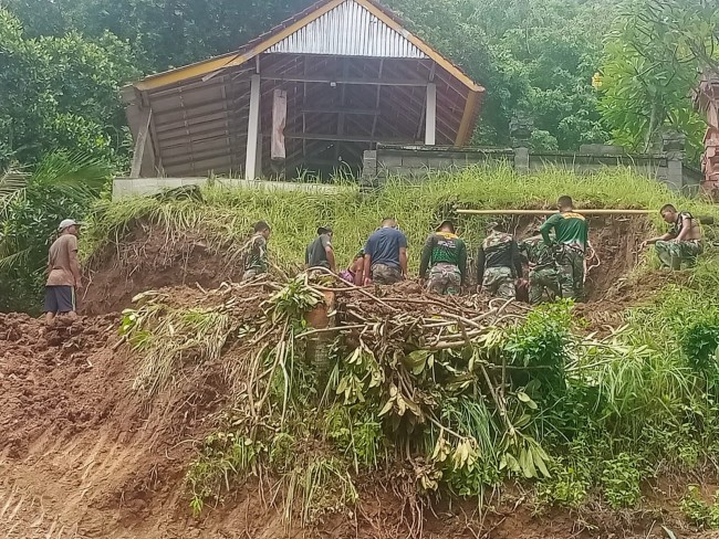 Setelah Ukir Bukit Talas, Giliran Tembok Pura Yang Dirobohkan Oleh TNI