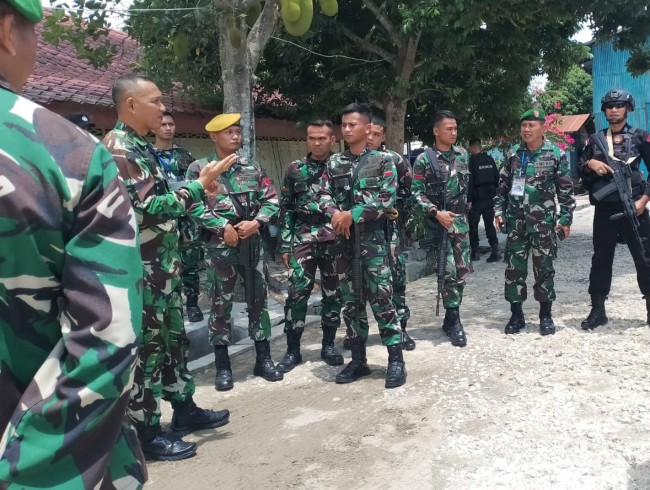 Aparat TNI-Polri Bersatu Amankan Kunjungan Presiden Jokowi di Sumba Barat