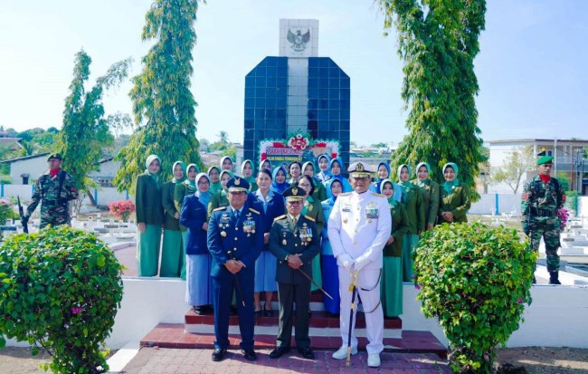 Sambut HUT Ke-79 TNI, Danrem 161/WS Pimpin Ziarah Nasional di TMP Dharma Loka