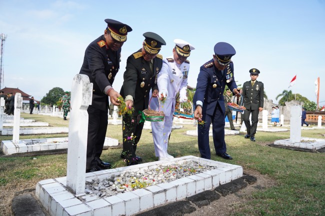 Ziarah Nasional Kodam Udayana ke TMP Pancaka Tirta