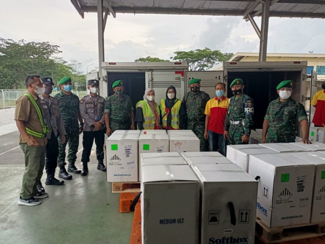Kedatangan Vaksin PFIZER di Lombok Tengah Dijaga Ketat Personil TNI-Polri