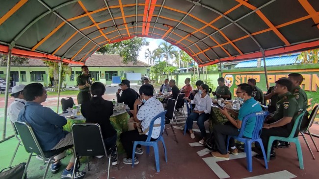 Tingkatkan Silahturahmi, Letkol Armen Ajak Jurnalis Klungkung Ngopi Bareng