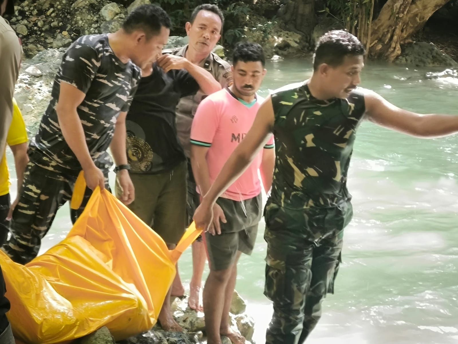 TNI Bersama Warga Temukan Korban Tenggelam di Air Terjun Tiwu Pai