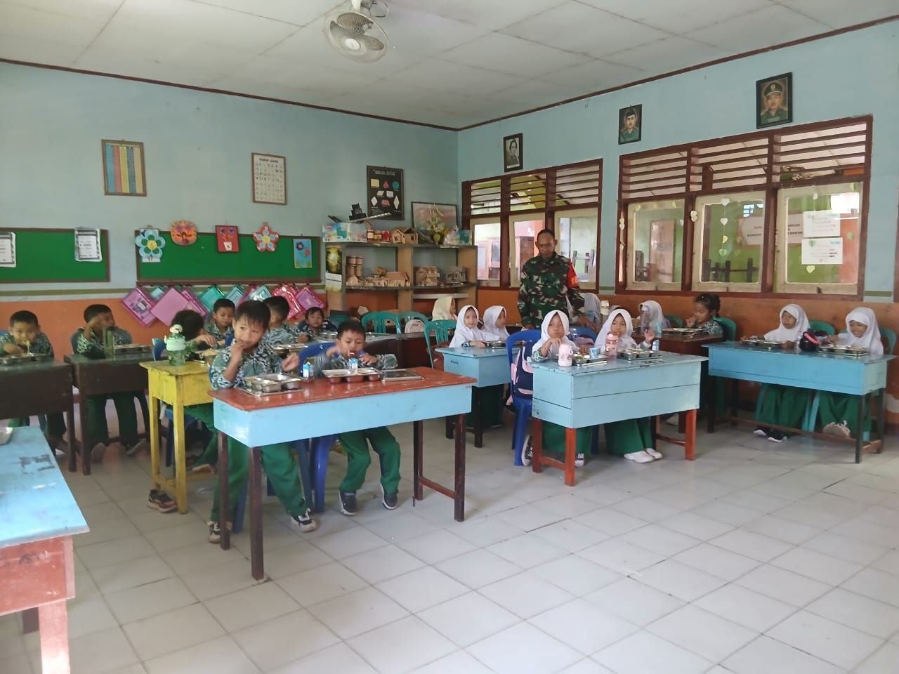 Babinsa Koramil Taliwang Dampingi Kegiatan Makan Sehat Bergizi di SDN 1 Taliwang