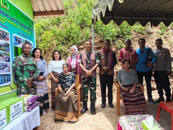 Dandim 1624/Flotim Serahkan Satu Unit Rumah Layak Huni kepada Warga Disabilitas di Desa Gelong
