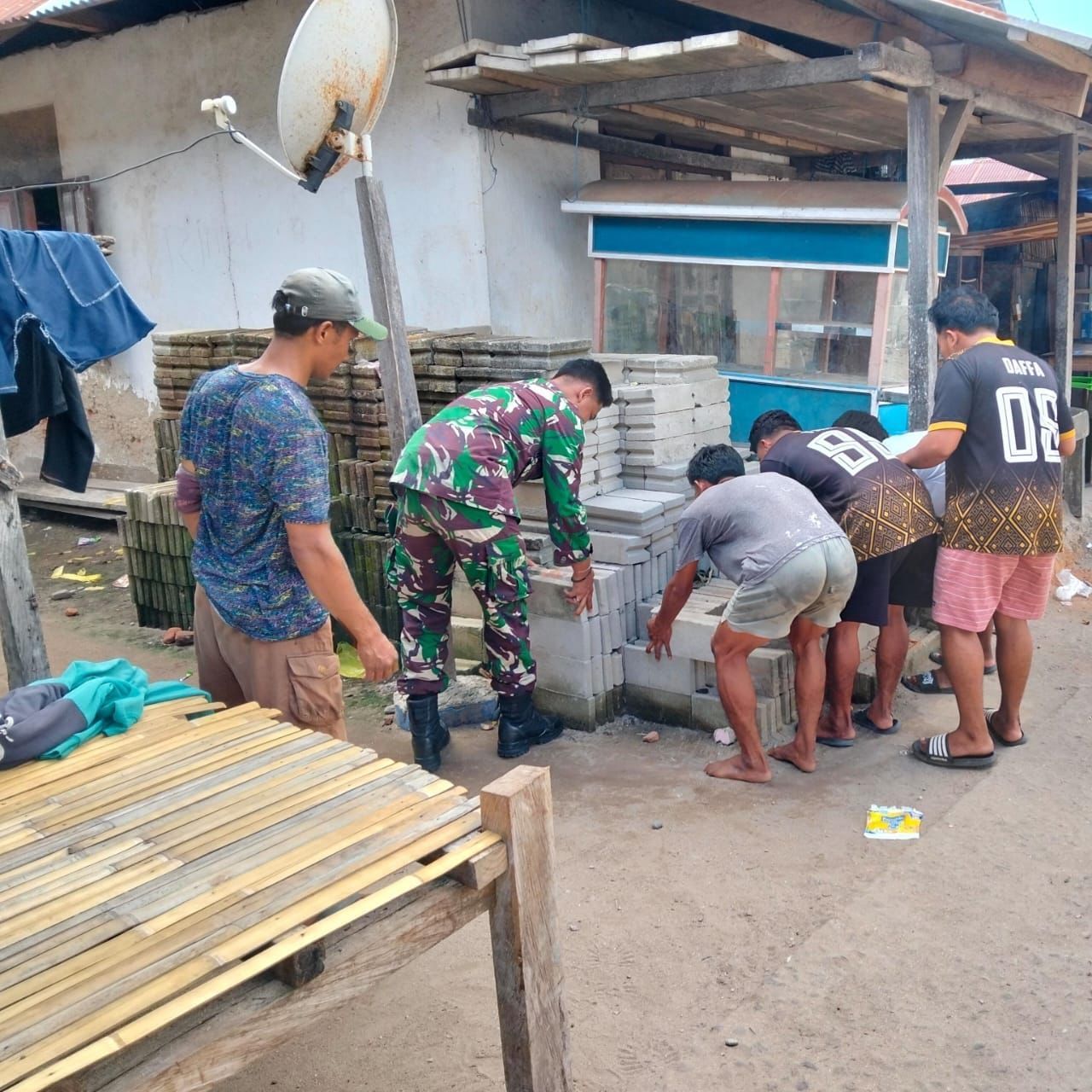 TNI dan Warga Bersatu, Babinsa Muriabang Laksanakan Karya Bakti dan Komsos di Pantar Tengah