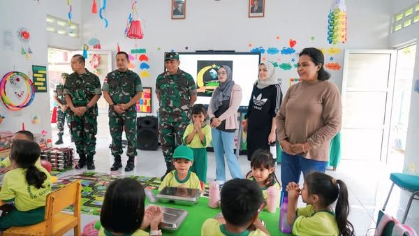 Danrem 161/WS Tinjau Program MBG di TK Kartika VII-7 Kupang.