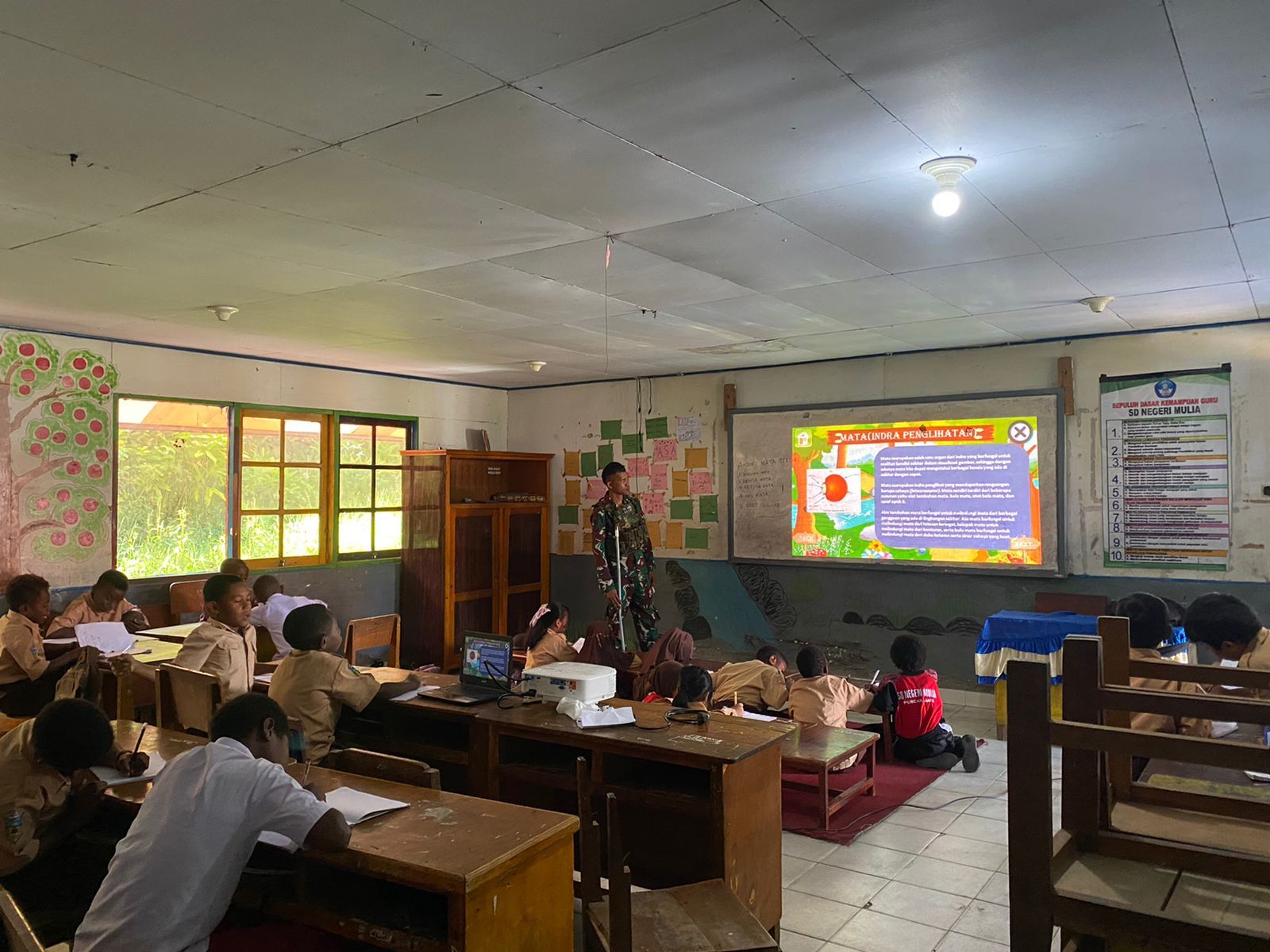 Satgas Yonif 743/PSY Tanamkan Cinta Tanah Air kepada Siswa SD di Pedalaman Papua
