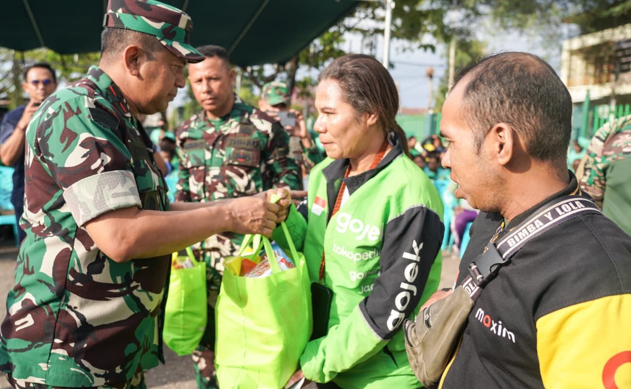 Danrem 161/WS; Bagikan 500 Paket Sembako Gratis Untuk Ojol dan Masyarakat Kota Kupang.