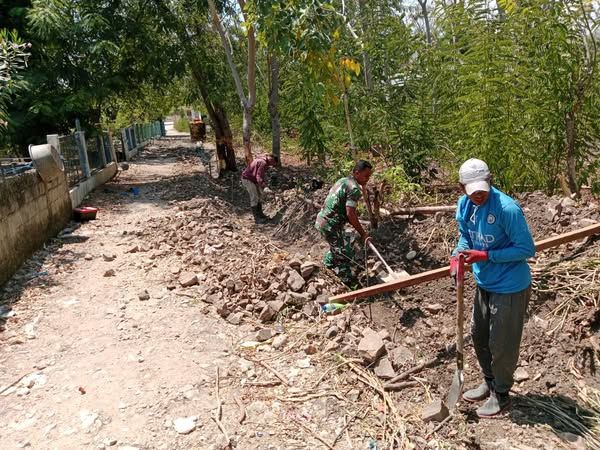 Babinsa Koramil 1625-05/Aesesa Gotong Royong Gali Parit Bersama Warga Desa Nggolombay