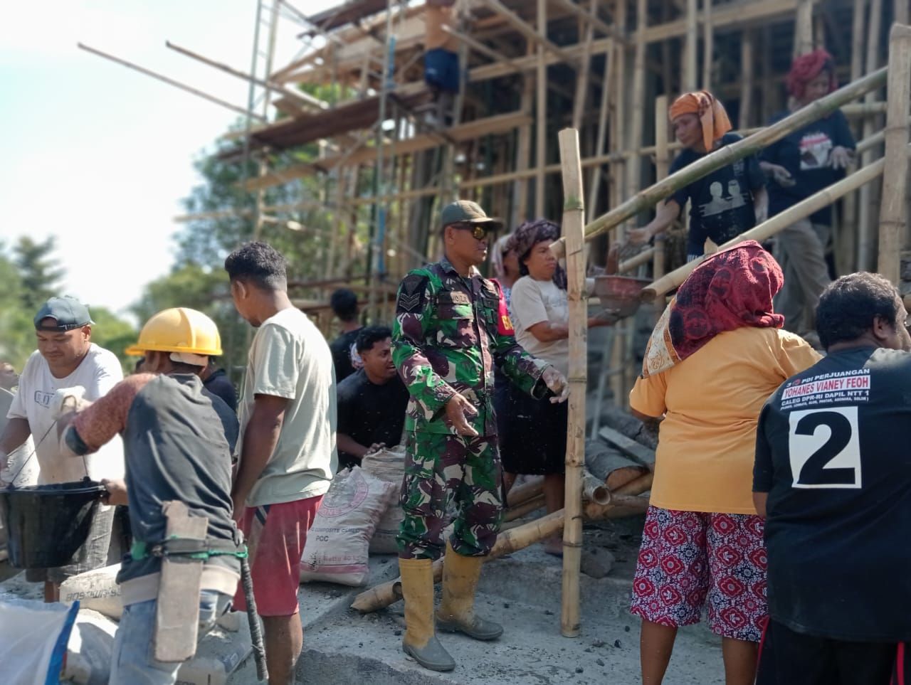 Danramil 09/Pringgarata Kerahkan Anggota, Bantu Masyarakat Atasi Saluran Air Mampet di Desa Menemeng