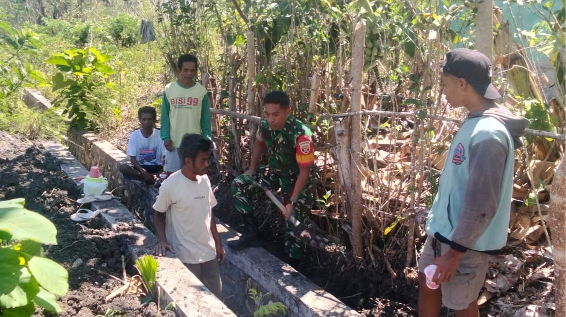 Babinsa Koramil 1618-02/Miobar Ajak Warga Desa Lemon Gotong Royong Bersihkan Lingkungan