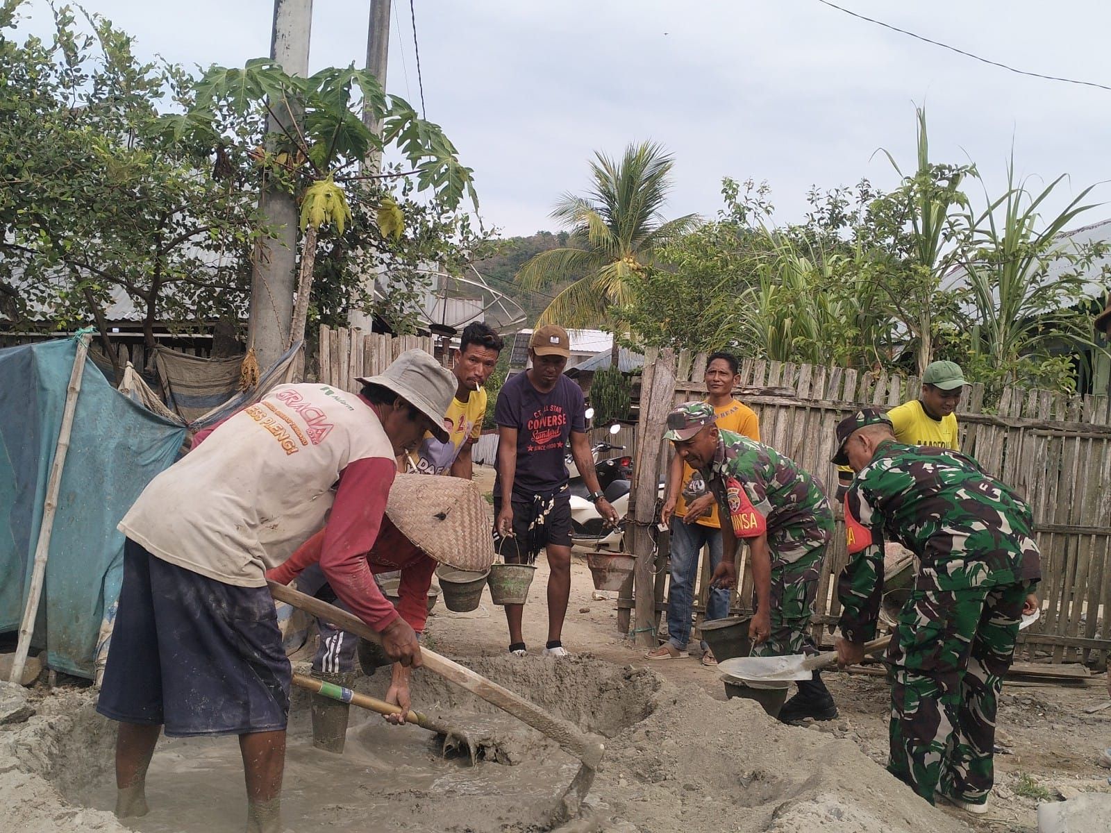 Gotong Royong Perkuat Kemanunggalan, Babinsa Monta Selatan Bersama Warga Cor Parit