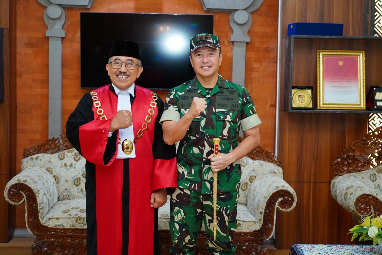 Pangdam IX/Udayana Bersilaturahmi dengan Ketua Pengadilan Tinggi Denpasar dan Ucapkan Selamat kepada Advokat Baru