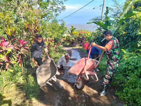 Babinsa Koramil Sukasada Gotong Royong Bersama Masyarakat Percepat Pembangunan Jalan Desa