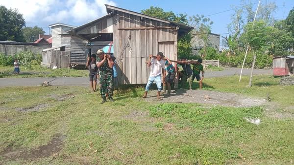 TNI dan Warga Kompak Pindahkan Warung di Desa Soritatanga