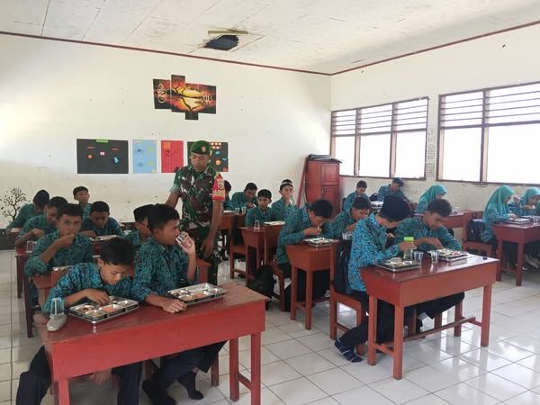 Koramil 1628-05/Jereweh Aktif Dampingi Program Makan Bergizi Gratis di Sekolah