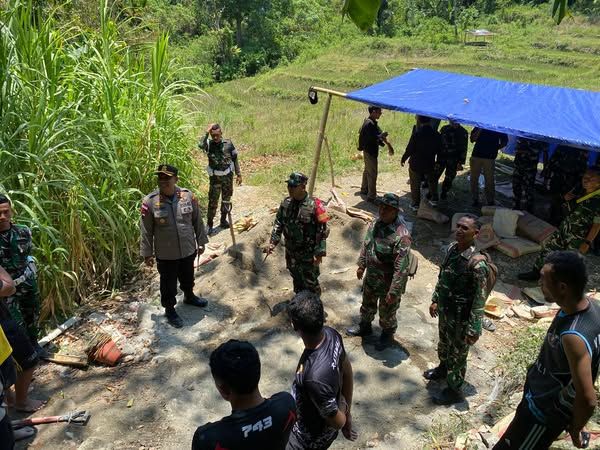TMMD Kodim 1612/Manggarai Buka Jalan Baru, Petani Desa Barang Kini Tak Lagi Terisolasi