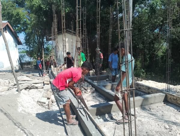 Babinsa Koramil 02/Walakaka Bantu Pekerjaan Pondasi Gedung Sekolah di Patiala Bawah