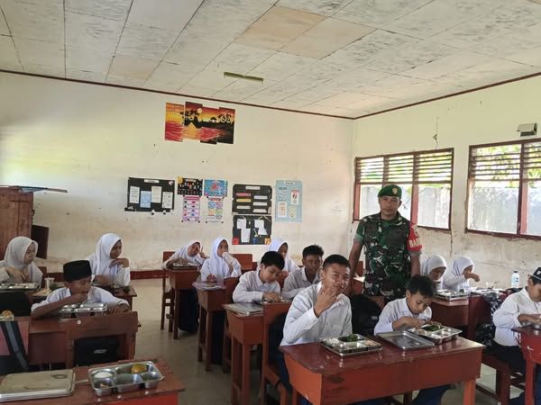 Babinsa Desa Belo Dampingi Pelaksanaan Program Makan Sehat Bergizi di MTS Al-Qalam