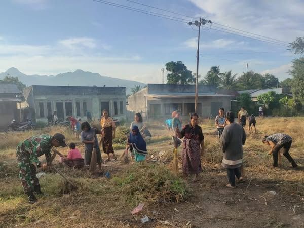 Sinergi TNI dan Masyarakat, Babinsa Koramil Kewapante Bersihkan Lapangan Eks Pasar Geliting