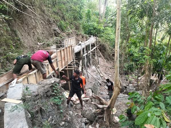 TMMD ke-126 Kodim 1612/Manggarai Percepat Pembangunan Irigasi di Desa Riung