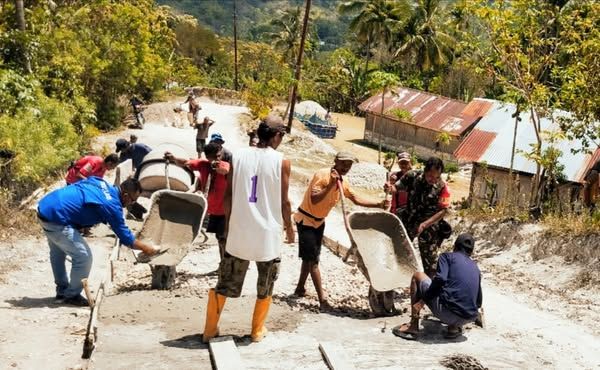 TNI Dan Warga Desa Lasi Bersatu Wujudkan Akses Jalan Baru Di Desa Lasi