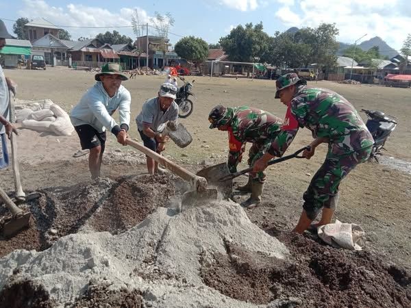 Babinsa Desa Baralau dan Warga Bersatu Cor Teras Masjid Jami Al-Hasanah