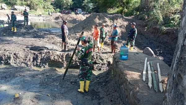 TMMD ke-126 Kodim 1625/Ngada Pasang Profil Pengecoran Lantai Bendungan Panondiwal