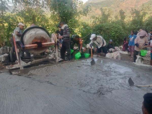 Babinsa dan Warga Kolikapa Gotong Royong Perbaiki Jalan