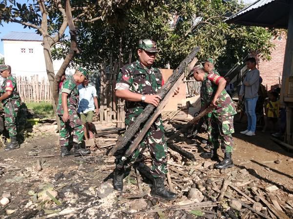 Koramil Woha Bersama Warga Gotong Royong Bersihkan Puing-Puing Kebakaran di Desa Nisa