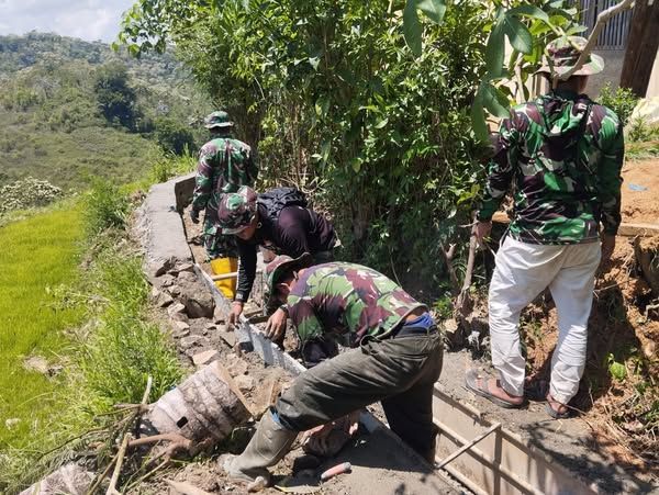 Satgas TMMD ke-126 Kodim 1612/Manggarai Laksanakan Pengecoran Tanggul Irigasi di Cibal