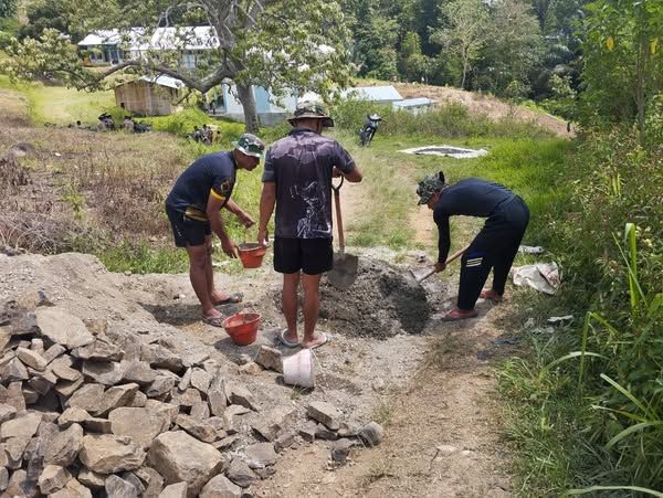 Satgas TMMD ke-126 Kodim 1612/Manggarai Genjot Pengecoran Tanggul Irigasi di Desa Beamese