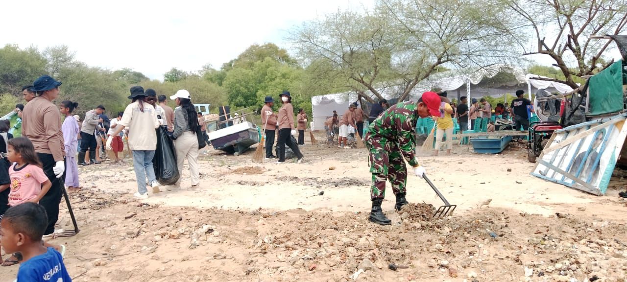 Babinsa Koramil Kupang Dukung Aksi Bersih Pantai Kota Kupang
