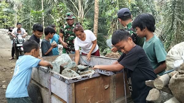 Gotong Royong TMMD 126, Anak dan TNI Wujudkan Jalan Impian