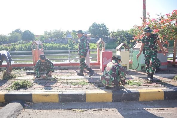 Bersama Warga, Kodim 1607/Sumbawa Wujudkan Lingkungan Lebih Bersih di Momen World Cleanup Day
