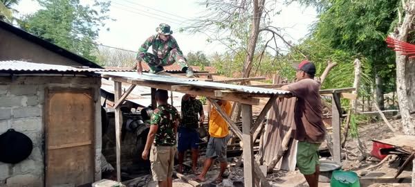 Babinsa Koramil Naikliu Bantu Warga Bangun Dapur Warga 