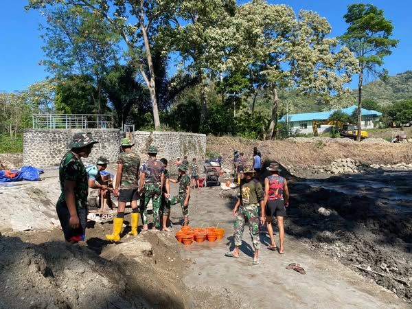 Sinergi TNI dan Warga Riung Barat, Pengecoran Bendungan Panondiwal Terus Dikebut