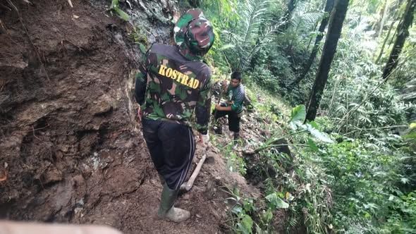 Satgas TMMD 126 Kodim 1606 Mataram Buka Jalur Pipa Pompa Hydram di Lereng Curam