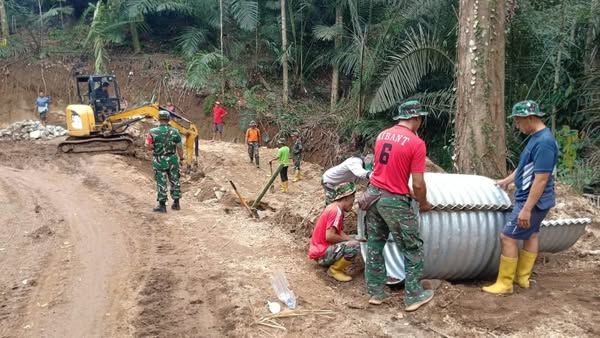 TMMD Ke-126 Kodim 1606 Mataram Perkuat Drainase dan Akses Transportasi Warga