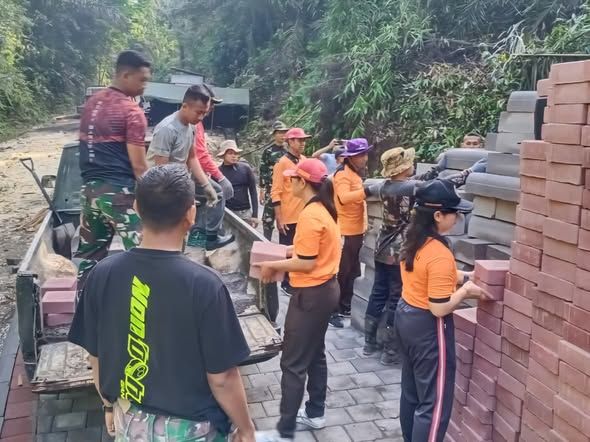 Sinergi TNI dan Masyarakat Bahu Membahu Bergotong Royong dalam TMMD Ke-126 Kodim 1611/Badung