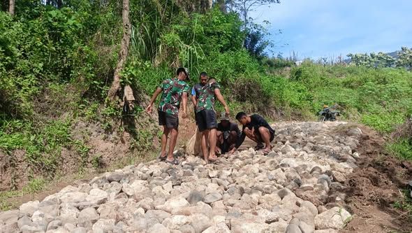 Kodim 1612/Manggarai Genjot Pengerjaan Telford 480 Meter di TMMD ke-126 Desa Rado
