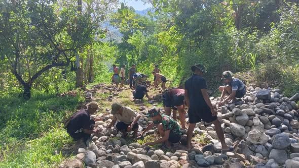 Kodim 1612/Manggarai Genjot Pembangunan Jalan Telford di Desa Rado Lewat TMMD ke-126