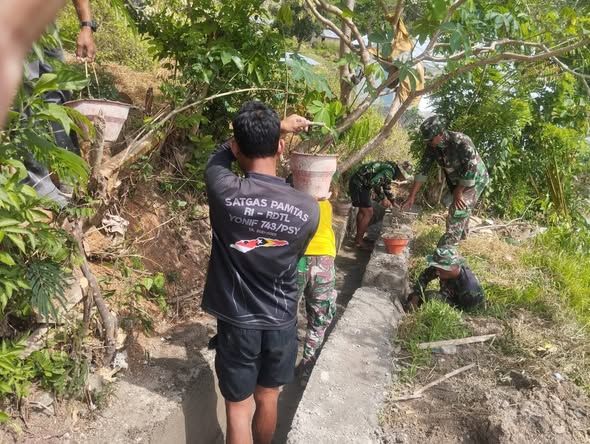 TMMD ke-126 Kodim 1612/Manggarai: TNI dan Warga Beamese Gotong Royong Perbaiki Tanggul Irigasi 