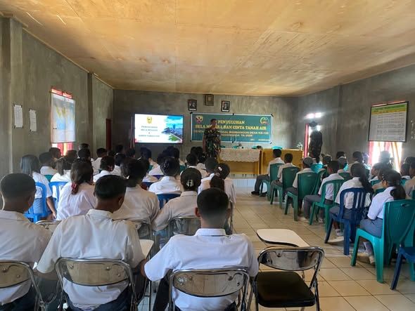 ‎TMMD ke-126 Kodim 1625/Ngada Bangun Semangat Nasionalisme di Kalangan Pelajar Riung Barat