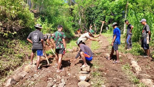 Sinergi TNI dan Warga, TMMD Kodim 1612/Manggarai Percantik Akses Jalan di Desa Rado